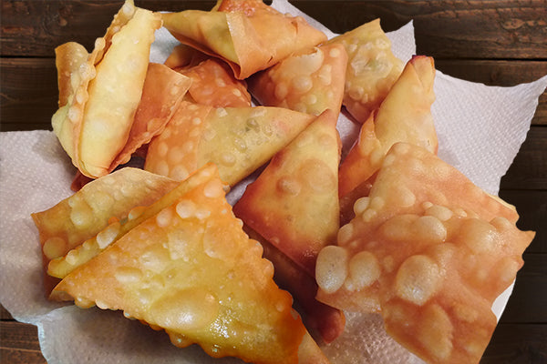 Freshly fried chicken Samoosas (Samosas) - will be super delicious with Ukuva Ginger & Chilli Hot Drops